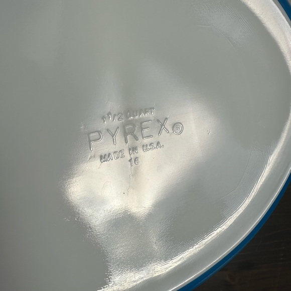 Vintage 1.5 qt Pyrex split dish 
Royal / Holiday promo piece  1961 - Picture 7 of 16